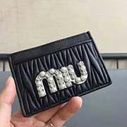 MIUMIU 新品 5MC208 专柜新珍珠钻扣系列卡包 珍珠与水钻搭配标志性MIU logo标 精美时尚 小巧精致 双面卡位 设计实用又时尚采用高等进口羊皮 里外全皮