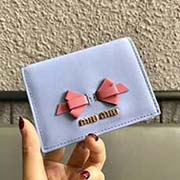 MIUMIU 口袋小钱包 pocket wallet 专柜新款小钱夹超美蝴蝶结 里外精良拼色搭配 5MV204 里外都是进口高等哈雷小牛皮 内压197A 百元钞银行卡硬币零钱通通可以收入其中 8 11
