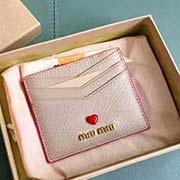 MIUMIU 新品 5MC002 专柜最新LOVE爱心系列卡包 小巧精致 双面卡位 设计实用又时尚采用高端进口牛皮山羊纹 羊皮内里 内压198A