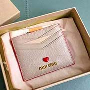 MIUMIU 新品 5MC002 专柜新LOVE爱心系列卡包 小巧精致 双面卡位 设计实用又时尚采用高等进口牛皮山羊纹 羊皮内里 内压198A