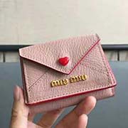 MIUMIU 5MH020专柜新LOVE爱心系列钱包 三折信封短款钱夹隔层内添加三个卡位 百元大钞无须折叠可直放 正面隔层可放多张卡或零钱 设计实用又时尚小小个超能装 里外进口牛皮山羊纹 9.5X7