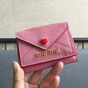 MIUMIU 5MH020专柜新LOVE爱心系列钱包 三折信封短款钱夹隔层内添加三个卡位 百元大钞无须折叠可直放 正面隔层可放多张卡或零钱 设计实用又时尚小小个超能装 里外进口牛皮山羊纹 9.5X7