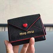 MIUMIU 5MH020专柜最新LOVE爱心系列钱包 三折信封短款钱夹隔层内添加三个卡位 百元大钞无须折叠可直放 正面隔层可放多张卡或零钱 设计实用又时尚小小个超能装 里外进口牛皮山羊纹 9.5X7