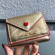 MIUMIU 5MH020专柜新LOVE爱心系列钱包 三折信封短款钱夹隔层内添加三个卡位 百元大钞无须折叠可直放 正面隔层可放多张卡或零钱 设计实用又时尚小小个超能装 里外进口牛皮山羊纹 9.5 7