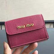 MIUMIU 5MH020专柜最新系列钱包 三折短款钱夹拼色设计 隔层内添加三个卡位 百元大钞无须折叠可直放 正面隔层可放多张卡或零钱 设计实用又时尚小小个超能装 里外进口牛皮山羊纹 9.5X7Cm