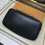 N30652 水波纹 黑 以阳刚而华丽的 Damier Graphite 帆布制成的 Atoll 钱夹极具实用性 这款钱夹内含多个可装纳护照 票据或信用卡的内袋与隔层 是精良的旅行佳伴 此钱夹亦可作为