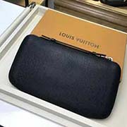 N30652 十字纹黑 以阳刚而华丽的 Damier Graphite 帆布制成的 Atoll 钱夹极具实用性 这款钱夹内含多个可装纳护照 票据或信用卡的内袋与隔层 是精良的旅行佳伴 此钱夹亦可作为手