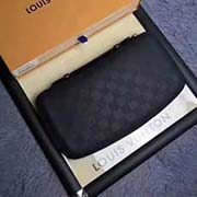 M41382 压格 以阳刚而华丽的 Damier Graphite 帆布制成的 Atoll 钱夹极具实用性 这款钱夹内含多个可装纳护照 票据或信用卡的内袋与隔层 是精良的旅行佳伴 此钱夹亦可作为手拿包