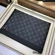 M62291 黑花 POCHETTE APOLLO 手袋 由柔软Monogram Eclipse帆布裁制而成的手袋具有小巧而实用的 便于存放文件与其他个人财物 风格优雅而时尚 可手持 亦可放入包中 2