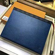 M67736 水波纹蓝 由Epi皮革与Monogram帆布裁制而成的Pochette Voyage中号手袋是对路易威登经典标识的现代致敬 通过丰富的色彩与材料组合展现品牌特质以及活力风格 既可放入大包