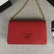 PRADA女士新款空 包 可拆卸金属链肩带 磁扣扣合 一个带有外镜的小口袋 专柜新款式 官网同步 1BP012 大红 意大利高等原单十字纹牛皮质感极好 原单进口厚金电镀五金配件 用相同完成的金属标