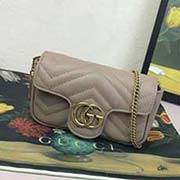 476433 GG Marmont系列链条迷你手袋 配有钥匙扣可用于将此袋绑缚在另外更大手袋上 配以GG金属配件和人形花纹制作大气 意大利高等进口牛皮 精致做工 奶茶色 16.5x10.2x5.1cm