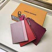 M62254 紫色 TRIO 钱夹 华丽的三叠式钱夹内含一个卡片夹 一个拉链口袋与一个钥匙隔层 均以多彩的Epi皮革制成 能够有效整理包内储物空间 - 12 x 9 厘米- 外层采用Epi牛皮材质-