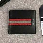 PRADA男士短款钱夹 专柜新款式 官网同步 2M0513 黑红灰彩带鳄鱼皮 意大利高等原单十字纹牛皮质感极好 彩带鳄鱼皮更显高等 长11cm高9cm