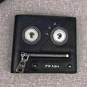 PRADA限量版男士短款钱夹 专柜新款式 官网同步 2M0513 黑色深蓝拼色机器人 意大利高等原单十字纹牛皮质感极好 洋溢个性时尚气息的机器人设计 长11cm高9cm