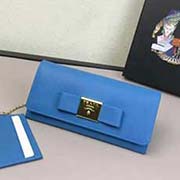 1ML132方块蝴蝶五金 PRADA二折钱包 官网同步 代工号12N内码 意大利高等压纹牛皮质感极好 长19 高10.5宽2.8cm 压纹牛皮浅蓝色