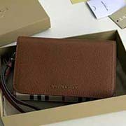  Burberry 柏宝利 原单出品 可拆卸手带 小手包钱包两用 细腻柔软的进口小牛皮搭配马仔格子面料 40599381棕色 18cmx11.5cmx5cmx