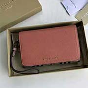 Burberry 柏宝利 原单出品 可拆卸手带 小手包钱包两用 细腻柔软的进口小牛皮搭配马仔格子面料 40599381西瓜红 18cmx11.5cmx5cmx