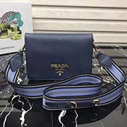 新款首发原单品质 Prada2018春夏新款 自然摔小牛皮斜挎包 意大利进口超质感小牛皮 prada标识布衬里 配有可拆式皮革肩带可拆卸彩色织物肩带 磁扣开合 三个内部隔层和一个拉链袋 完美细节 媲美