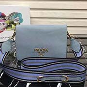 新款首发原单品质 Prada2018春夏新款 自然摔小牛皮斜挎包 意大利进口超质感小牛皮 prada标识布衬里 配有可拆式皮革肩带可拆卸彩色织物肩带 磁扣开合 三个内部隔层和一个拉链袋 精良细节 媲美