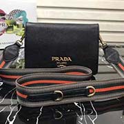 新款首发原单品质 Prada2018春夏新款 自然摔小牛皮斜挎包 意大利进口超质感小牛皮 prada标识布衬里 配有可拆式皮革肩带可拆卸彩色织物肩带 磁扣开合 三个内部隔层和一个拉链袋 精良细节 媲美