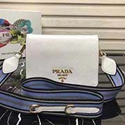 新款首发原单品质 Prada2018春夏新款 自然摔小牛皮斜挎包 意大利进口超质感小牛皮 prada标识布衬里 配有可拆式皮革肩带可拆卸彩色织物肩带 磁扣开合 三个内部隔层和一个拉链袋 精良细节 媲美