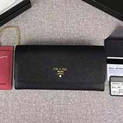PRADA新款女士翻盖钱夹 彩色皮革衬里 配链条和两个信用卡插袋的可拆卸证章夹 官网同步 1MH132 黑色玫红散字唛 意大利高等原单十字纹牛皮质感极好 进口镀金金属五金配件 长18.7cm高9.5c
