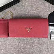 PRADA新款女士翻盖钱夹 彩色皮革衬里 配链条和两个信用卡插袋的可拆卸证章夹 官网同步 1MH132 玫红樱花粉散字唛 意大利高等原单十字纹牛皮质感极好 进口镀金金属五金配件 长18.7cm高9.5