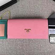 PRADA新款女士翻盖钱夹 彩色皮革衬里 配链条和两个信用卡插袋的可拆卸证章夹 官网同步 1MH132 樱花粉紫红散字唛 意大利高等原单十字纹牛皮质感极好 进口镀金金属五金配件 长18.7cm高9.5