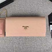 PRADA新款女士翻盖钱夹 彩色皮革衬里 配链条和两个信用卡插袋的可拆卸证章夹 官网同步 1MH132 豆沙色裸粉散字唛 意大利高等原单十字纹牛皮质感极好 进口镀金金属五金配件 长18.7cm高9.5