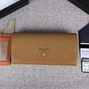PRADA新款女士翻盖钱夹 彩色皮革衬里 配链条和两个信用卡插袋的可拆卸证章夹 官网同步 1MH132 焦糖色日光黄散字唛 意大利高等原单十字纹牛皮质感极好 进口镀金金属五金配件 长18.7cm高9.