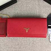 PRADA经典爆款女士翻盖钱夹 配链条和两个信用卡插袋的可拆卸证章夹 官网同步 1MH132 大红散字唛 意大利高等原单十字纹牛皮质感极好 进口镀金金属五金配件 长18.7cm高9.5cm