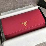 PRADA经典爆款女士翻盖钱夹 配链条和两个信用卡插袋的可拆卸证章夹 官网同步 1MH132 玫红散字唛 意大利高等原单十字纹牛皮质感极好 进口镀金金属五金配件 长18.7cm高9.5cm