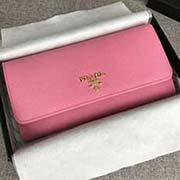 PRADA经典爆款女士翻盖钱夹 配链条和两个信用卡插袋的可拆卸证章夹 官网同步 1MH132 樱花粉散字唛 意大利高等原单十字纹牛皮质感极好 进口镀金金属五金配件 长18.7cm高9.5cm