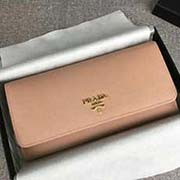 PRADA经典爆款女士翻盖钱夹 配链条和两个信用卡插袋的可拆卸证章夹 官网同步 1MH132 裸粉散字唛 意大利高等原单十字纹牛皮质感极好 进口镀金金属五金配件 长18.7cm高9.5cm