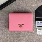 PRADA经典爆款女士短夹 1MV204 樱花粉散字唛 意大利高等原单十字纹牛皮质感极好 进口镀金金属五金配件 长11.2cm高8.5cm