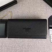 PRADA新款女士翻盖钱夹 专柜新同色标志 经典之作 配链条和两个信用卡插袋的可拆卸证章夹 官网同步 1MH132 黑色同色标志 意大利高等原单十字纹牛皮质感极好 长18.7cm高9.5cm