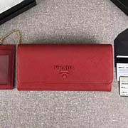 PRADA新款女士翻盖钱夹 专柜新同色标志 经典之作 配链条和两个信用卡插袋的可拆卸证章夹 官网同步 1MH132 大红同色标志 意大利高等原单十字纹牛皮质感极好 长18.7cm高9.5cm