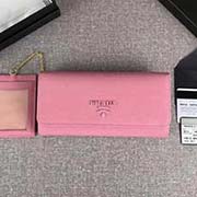 PRADA新款女士翻盖钱夹 专柜新同色标志 经典之作 配链条和两个信用卡插袋的可拆卸证章夹 官网同步 1MH132 樱花粉同色标志 意大利高等原单十字纹牛皮质感极好 长18.7cm高9.5cm