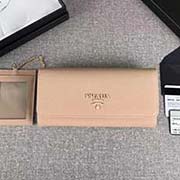 PRADA新款女士翻盖钱夹 专柜新同色标志 经典之作 配链条和两个信用卡插袋的可拆卸证章夹 官网同步 1MH132 裸粉同色标志 意大利高等原单十字纹牛皮质感极好 长18.7cm高9.5cm
