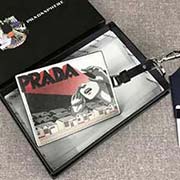 2018新漫画印象系列PRADA限量版钥匙扣挂件 可搭配手包和包包 专柜新款式 官网同步 2MC032 黑色漫画印象 意大利高等原单十字纹牛皮质感极好 融入漫画元素的设计 15cm
