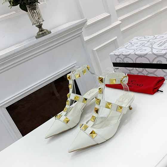 伦天奴女鞋品牌有真皮底新品铆钉鞋，满满的高级感 ！