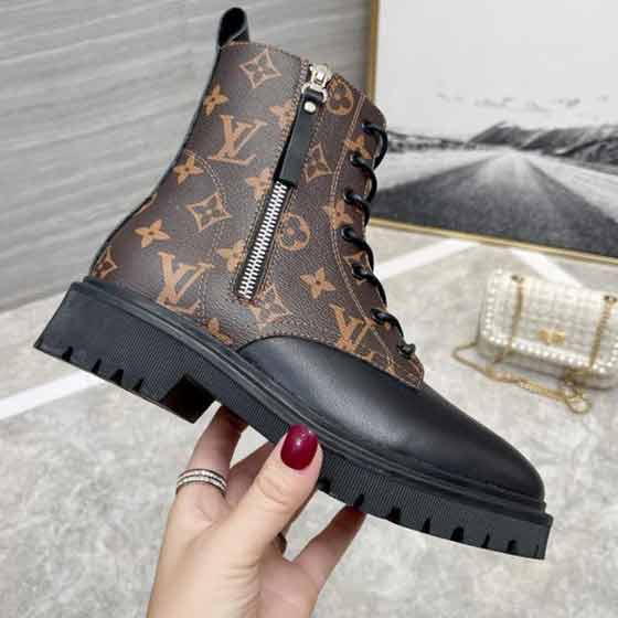 Lv 明星新款冬季品牌女靴，高等品质全真皮中靴！