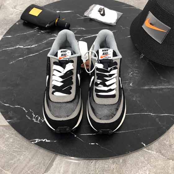 女鞋国际品牌Sacai x Nike LVD Waffle Daybreak 联名走秀款跑鞋