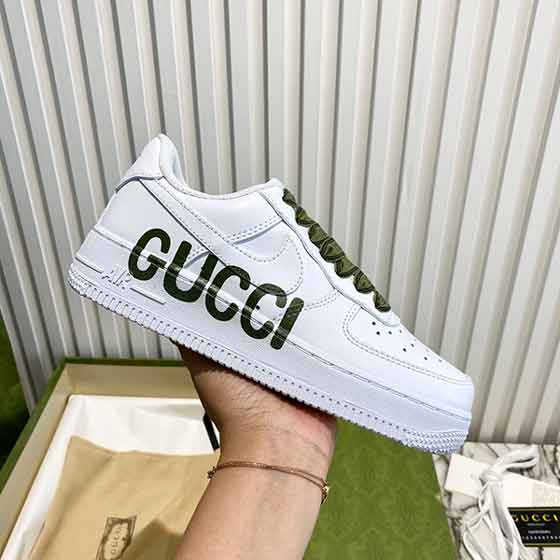 gucci白色板鞋联名恶定制款经典鞋款风靡全球三十多年!
