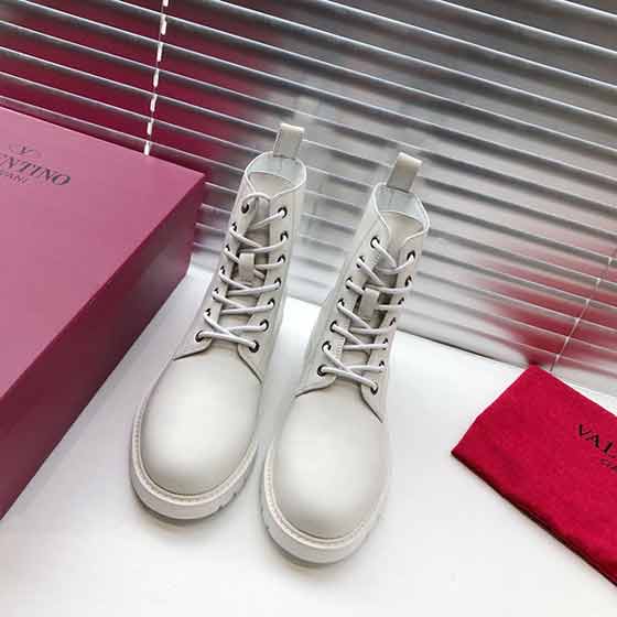 V家短靴，一款您值得拥有的高等女鞋。