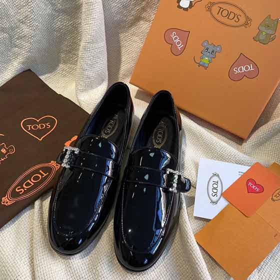 Tods2021年最新款欧美大牌女鞋，T钻扣乐福鞋！