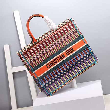 DIOR合作艺术TOTE,实用与时尚的精良结合,超能装!