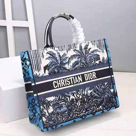 Dior主打产品粽櫚树Book Tote大号手袋