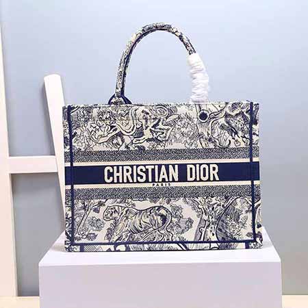 dior小号Book Tote，实用经典与艺术时尚的完美结合，装下你的世界！